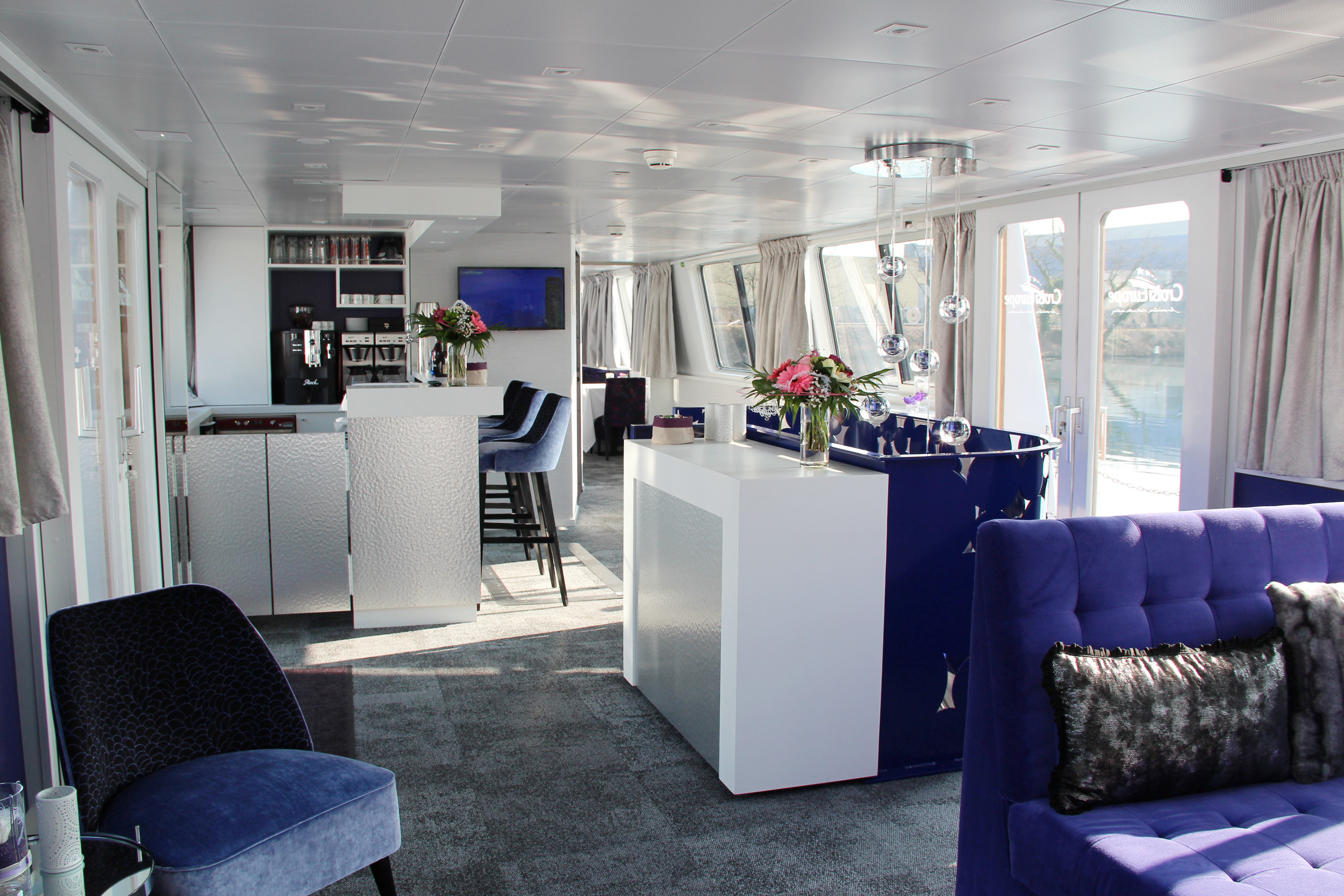 Lounge & Bar